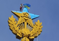 На московской высотке появился украинский флаг 